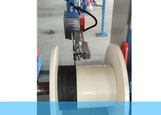 A travessia automática do braço robótico pega a máquina para cabos de fibra ótica exteriores